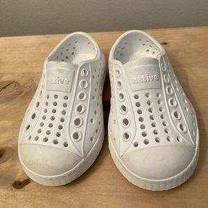 Native kids shoes in white